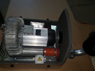 Becker SV400/1 v protihlukovém krytu SH18 s externím filtrem